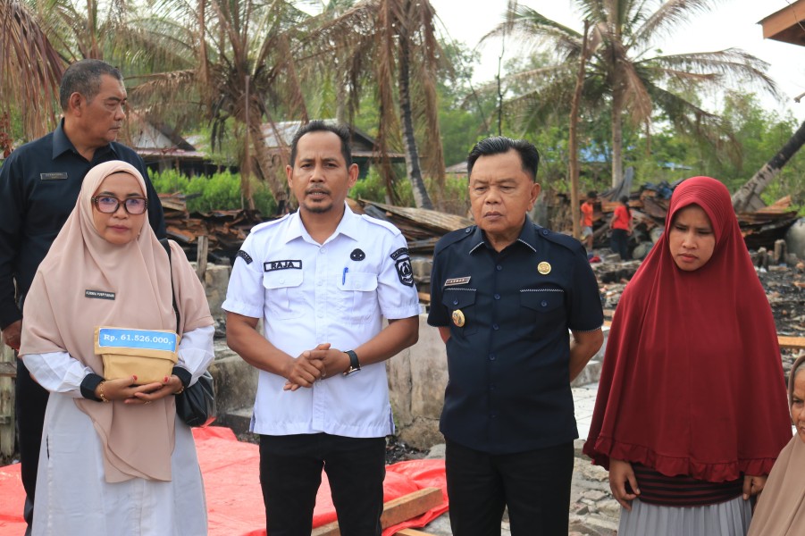 Bupati Asmar Serahkan Santunan Rp61,5 Juta untuk Guru Korban Kebakaran di Meranti