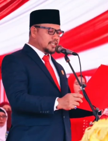 H. Syarif Hadiri Upacara HUT ke-81 RI di Depan Istana Siak