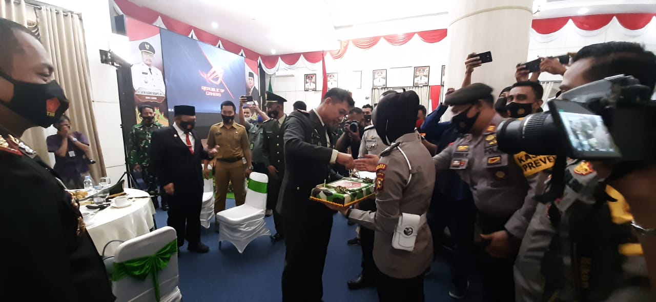 HUT TNI ke-75, Kapolres Kampar Didampingi PJU Polres Serahkan Kue Ulang Tahun kepada Dandim