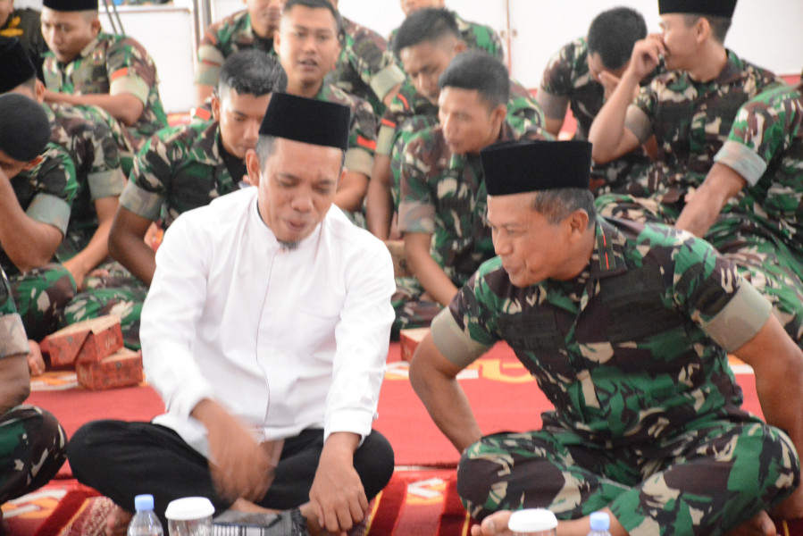 Calon Rektor UIN Suska Riau, Prof. Akbarizan Hadiri Peringatan Isra' Mi'raj Bersama Danrem 031/Wira Bima di Masjid Muhlisin