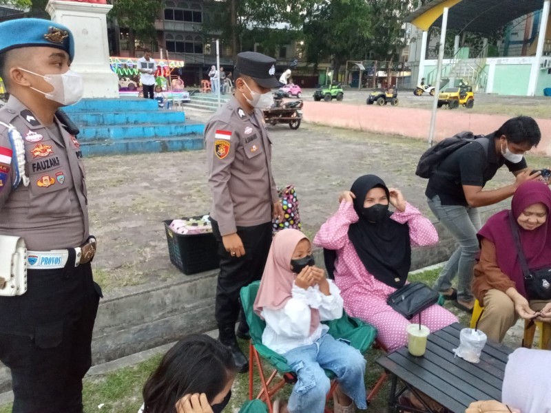Polres Meranti Turun Langsung Cegah Kabut Asap, Dengan Bagikan Masker Kepada Masyarakat