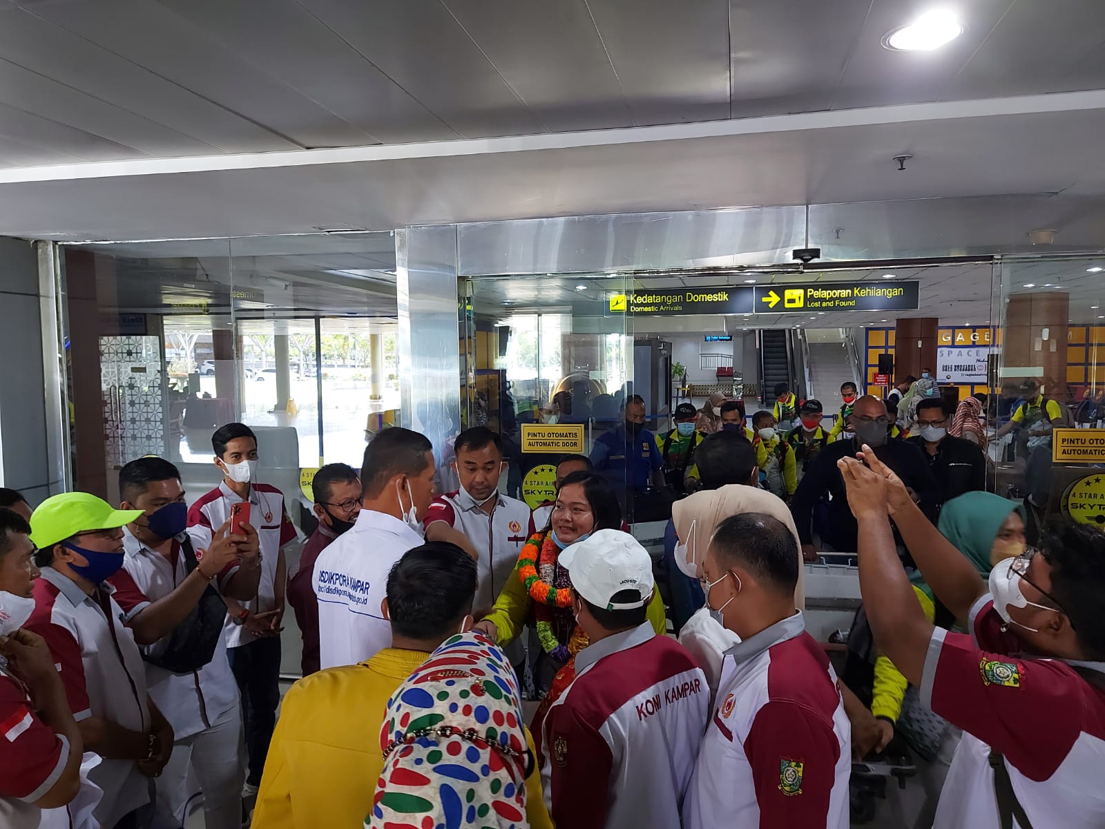 KONI Kampar Sambut Kedatangan Maharani Sang Peraih Emas PON XX Papua 2021 di Bandara SSK Pekanbaru