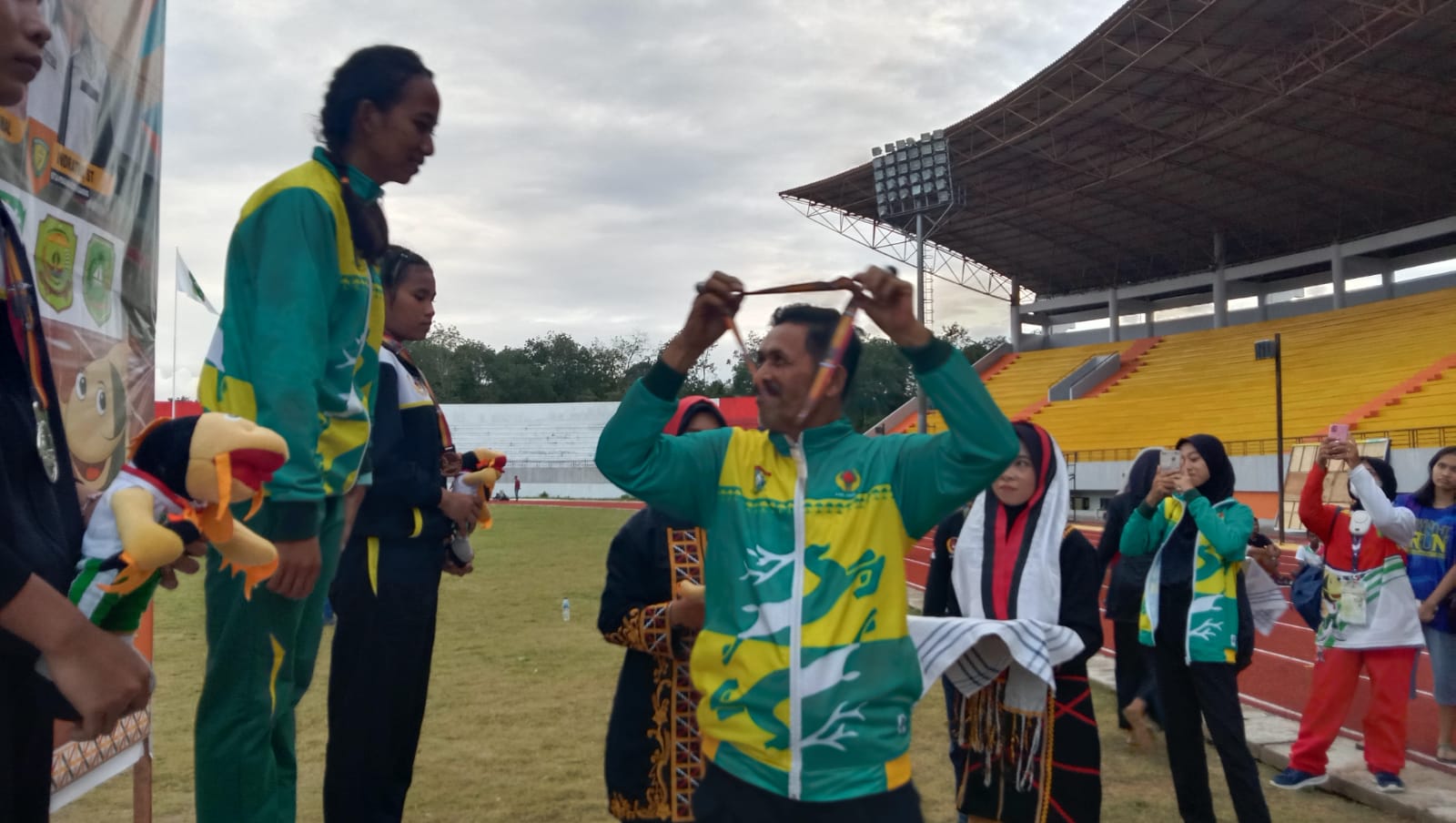 Plt Ketua KONI Muhammad Salis Kalungkan Peraih Medali Emas Cabor Atletik Kampar