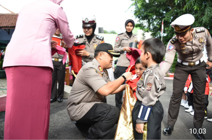Kapolres Banjar dan Ketua Yayasan Kemala Bhayangkari 26 Banjar Serahkan Bantuan Alat Drum Band