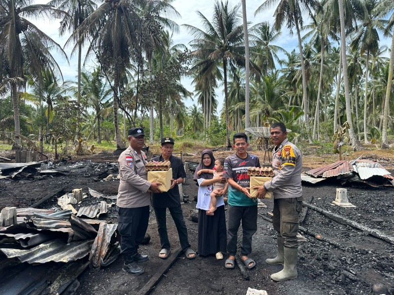 Polsek Rangsang Salurkan 2 Peket Sembako Musibah Kebakaran Rumah.