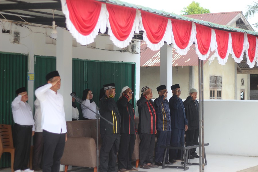 Penampakan Tak Biasa, Ninik Mamak di Desa Pangkalan Baru Ikuti Upacara HUT RI di Kantor Koppsa-M