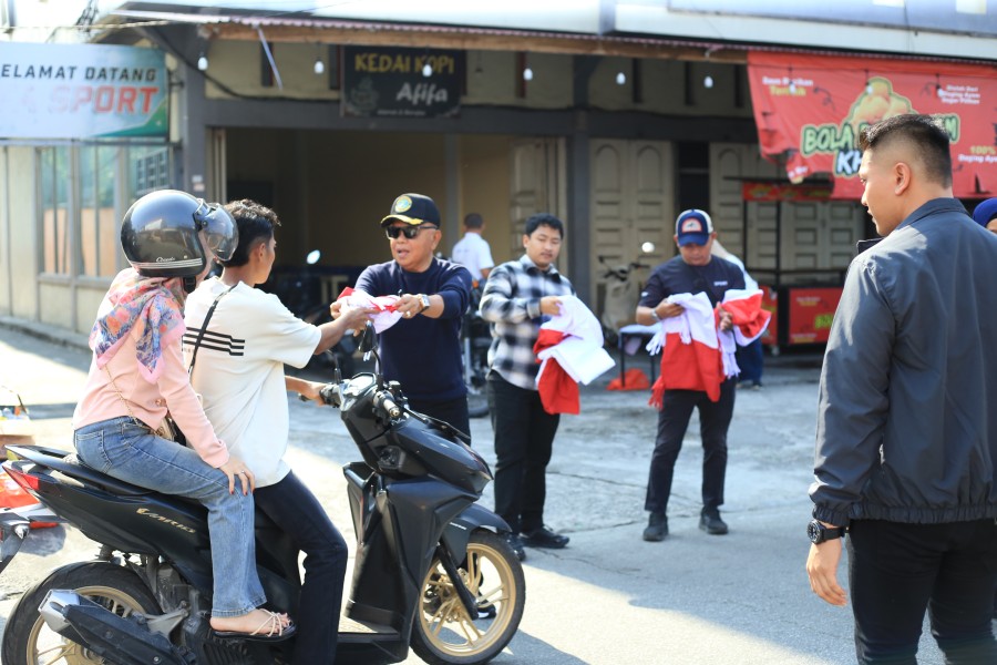Momen HUT RI Ke 81 ,Bupati Asmar Gelar Pembagian 1.000 Bendera Merah Putih, Ajak Warga Semarakkan Kemerdekaan