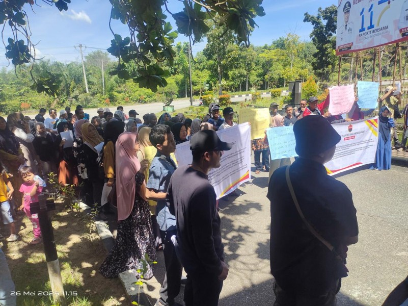 Petani Koppsa-M Lakukan Unjuk Rasa di Depan Kantor Bupati Kampar, Minta Bupati Turun Langsung Selesaikan Konflik Petani Dengan PTPN IV