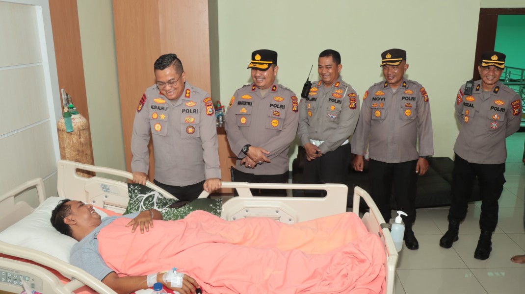 Penuh Perhatian, Kapolres Meranti Jenguk Personil yang Sakit Di RSUD Selatpanjang