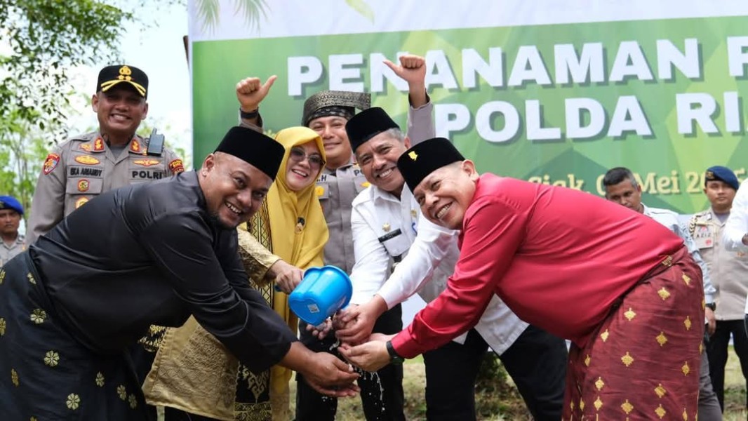 Afni Bupati Siak Terpilih: Perjuangan Panjang hingga Momen Manis Penanaman Pohon Kebaikan