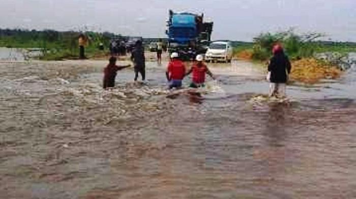 Banjir, Akses Jalan Di Langgam Lumpuh Total