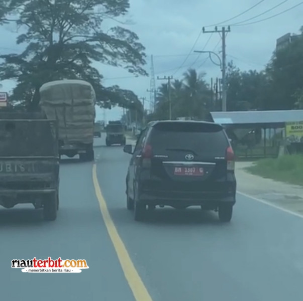 Mobil Dinas Milik Pemerintah Daerah Indragiri Hilir Ugal - Ugalan Di Pelalawan, Bahayakan Pengguna Jalan Lain