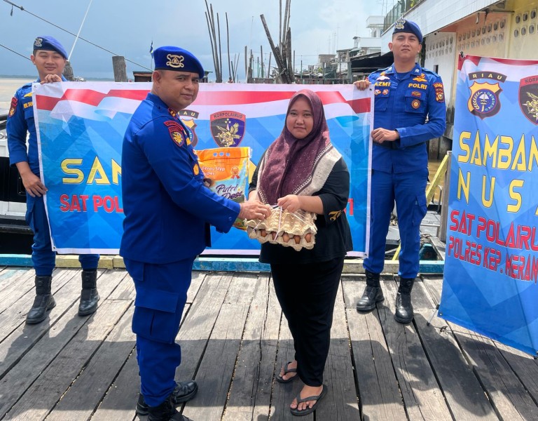 Sambang Nusa Presisi, Sat Polairud Polres Meranti Bagi Sembako Kepada Nelayan