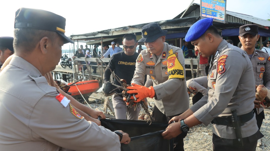 Pemda Meranti ,TNI Serta  Polres Sambut Baik Kurve Bersama Gerakan Asri Bersih Pantai Dorak