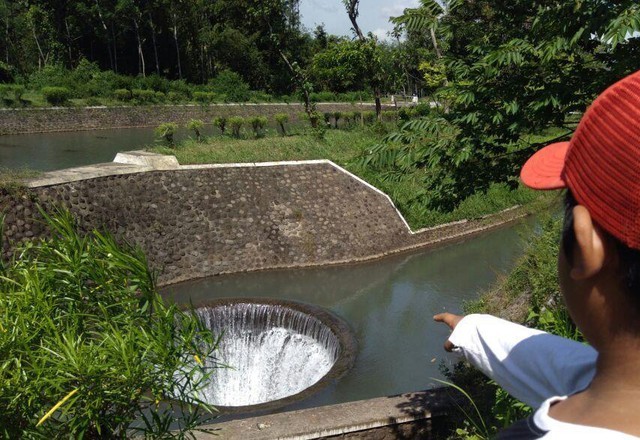 'Sumur' Misterius di Tengah Sungai Ini Bikin Penasaran Warga