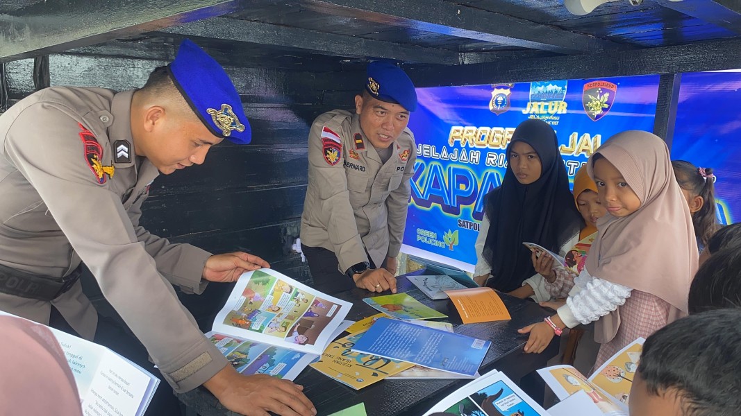 Jalankan Program JALUR, Satpolairud Polres Meranti Salurkan Bansos dan Layanan Kesehatan untuk Warga Pesisir
