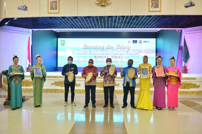 Wagubri Buka Lelang Batik Bangsa Orang Laut