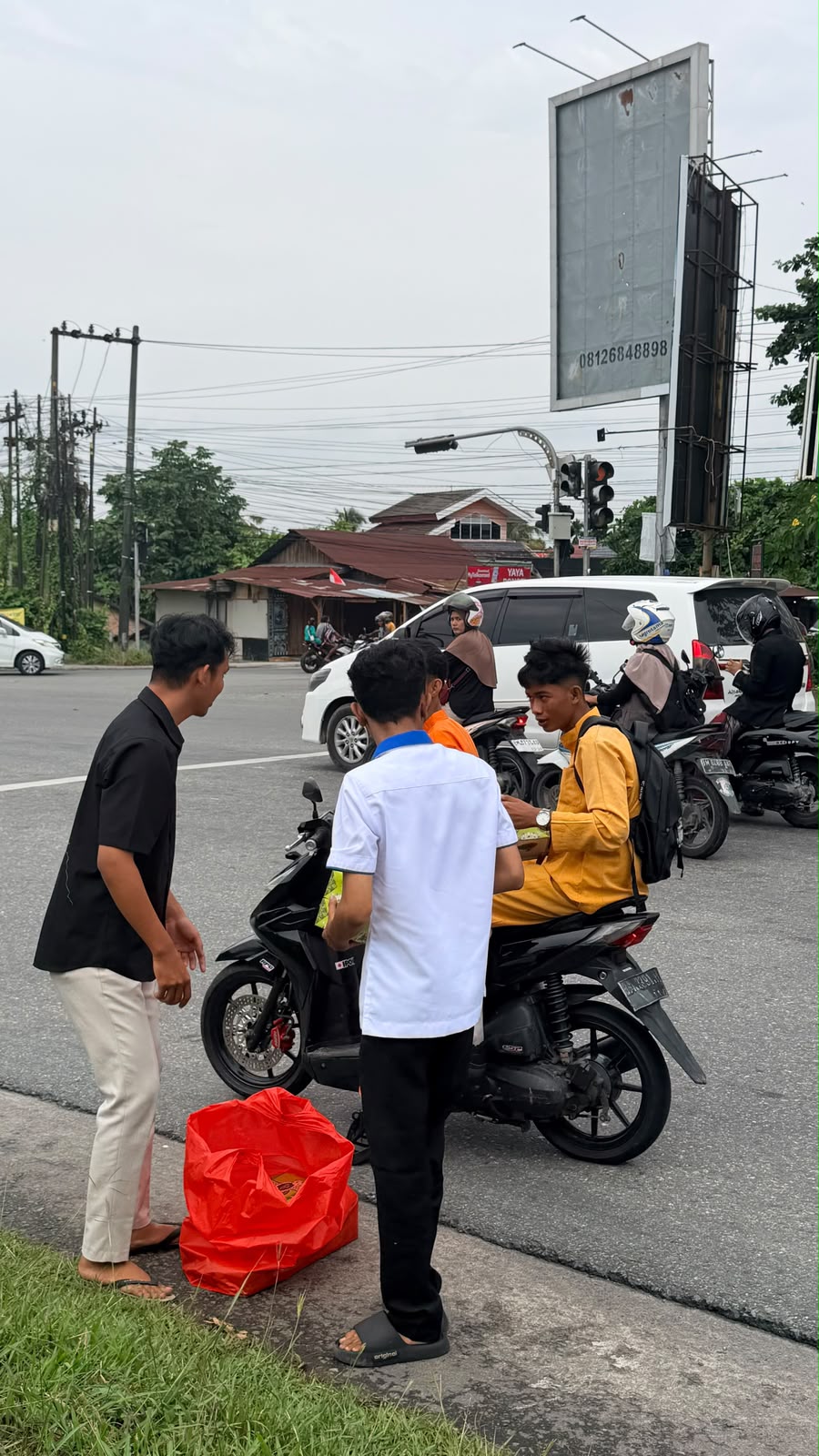 BEM Universitas Lancang Kuning Peringati Maulid Nabi, Bagikan Snack kepada Warga Rumbai