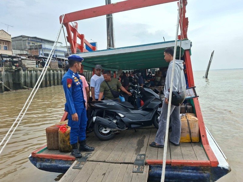 Polres Meranti Tingkatkan Pengamanan Pelabuhan Kempang Selama Operasi Lilin 2025.