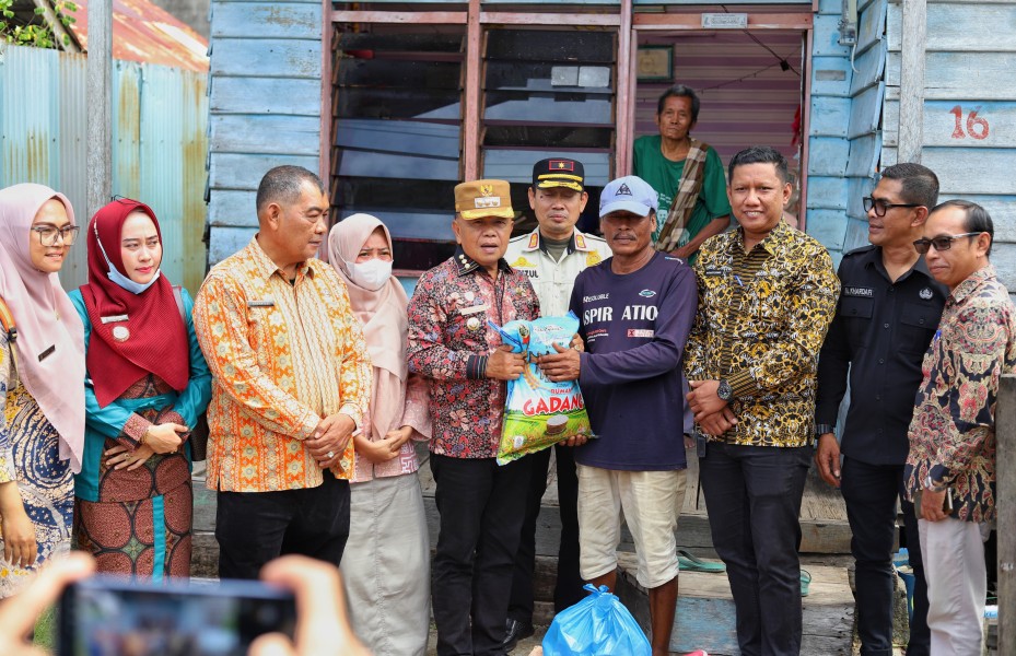Tinjau Rumah Roboh Angin Kencang Bupati Mintak Perkim Bagun Ulang