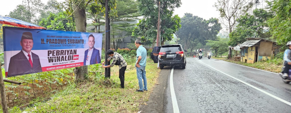 Bakal Calon Bupati Kampar Pebriyan Winaldi Pasang Spanduk di Hambalang Sambut Kepulangan Prabowo Subianto