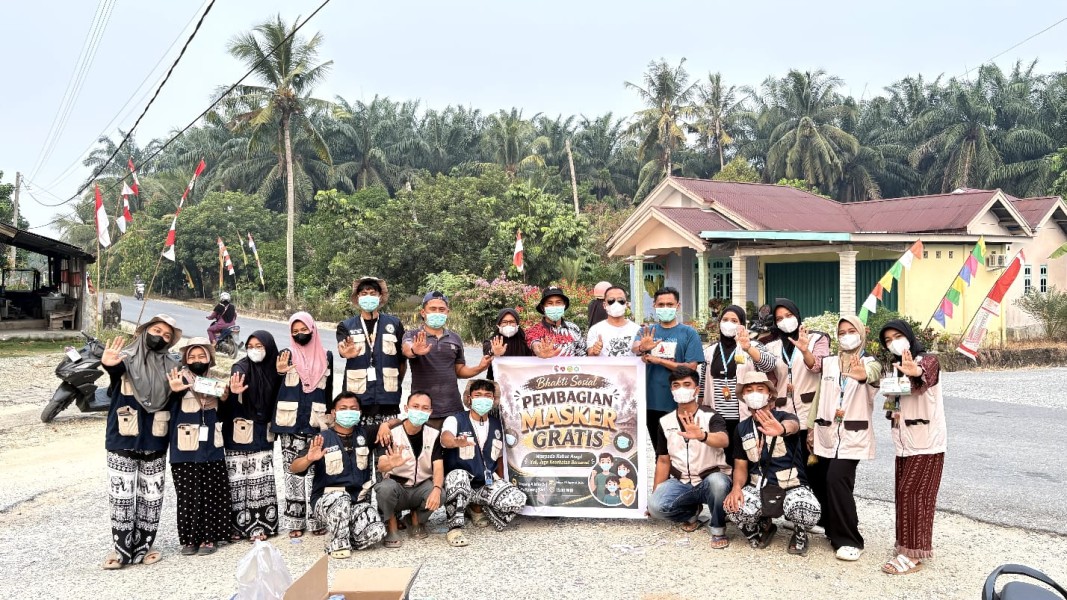 Bhakti Sosial Pembagian Masker Gratis Oleh Karang Taruna Jatayu, Pemdes Rawang Sari, KKN Umri dan UIN Suska Riau 2026
