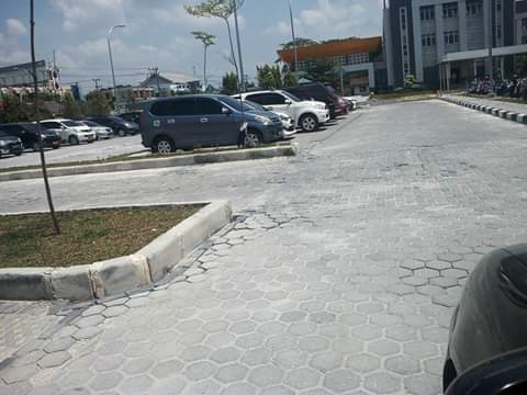 Halaman Pakir Rumah Sakit Jiwa Tampan Asal Jadi