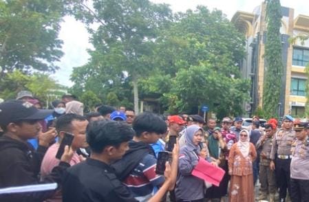 Ratusan Massa Demo Jebol Gerbang Pemkab Kampar