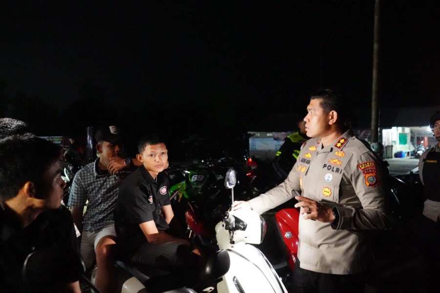Polisi Bersama Masyarakat  AKBP Gede Dan Tim Raga Patroli Cegah Gangguan Kamtibmas