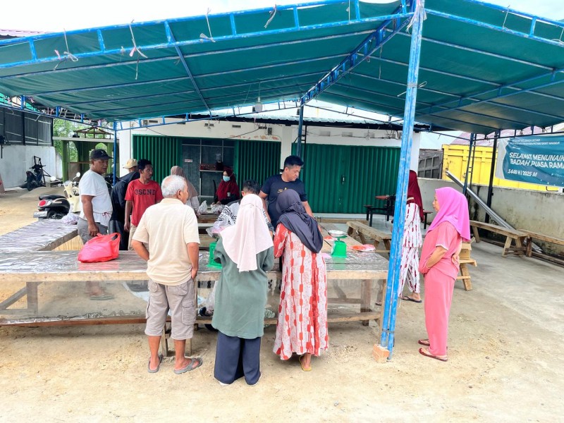 Warga Serbu Bazar Daging Kerbau Segar di Halaman Kantor Koppsa-M