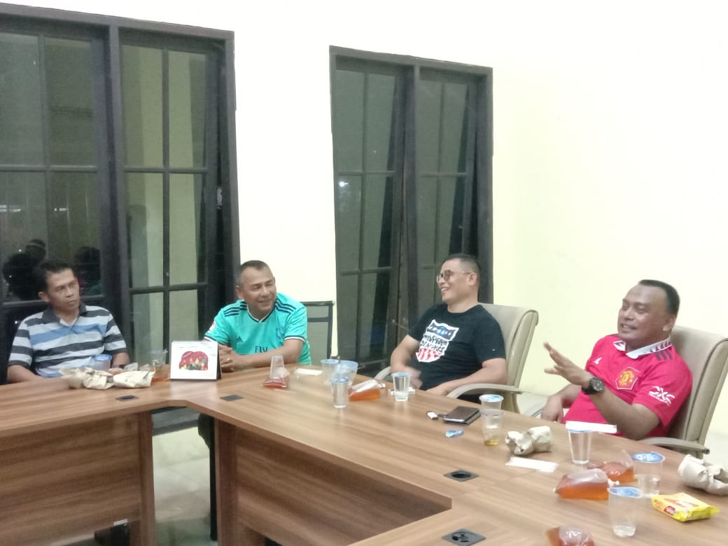 Keakraban Omputaka FC Dengan Persires Old Star Inhu Usai Bertanding Sepakbola Menjelang Tour Sumbar