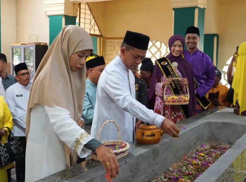 Ketua DPRD Pekanbaru M Isa Lahamid Ikuti Rangkaian Peringatan Hari Jadi ke-242 Pekanbaru, Ziarah ke makam Sultan Marhum Pekan
